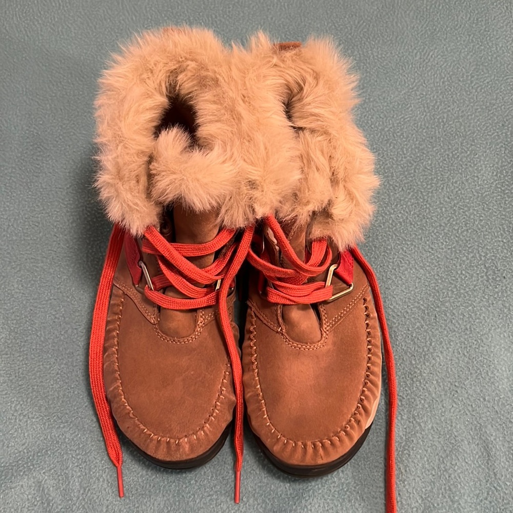 Womens lace up Columbia snow boots. Worn once, like brand new. Size 8.5